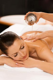 Behandlung mit Massage-Kerze, © Fotolia